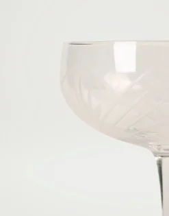 Alexis cocktaillasi läpikuultava