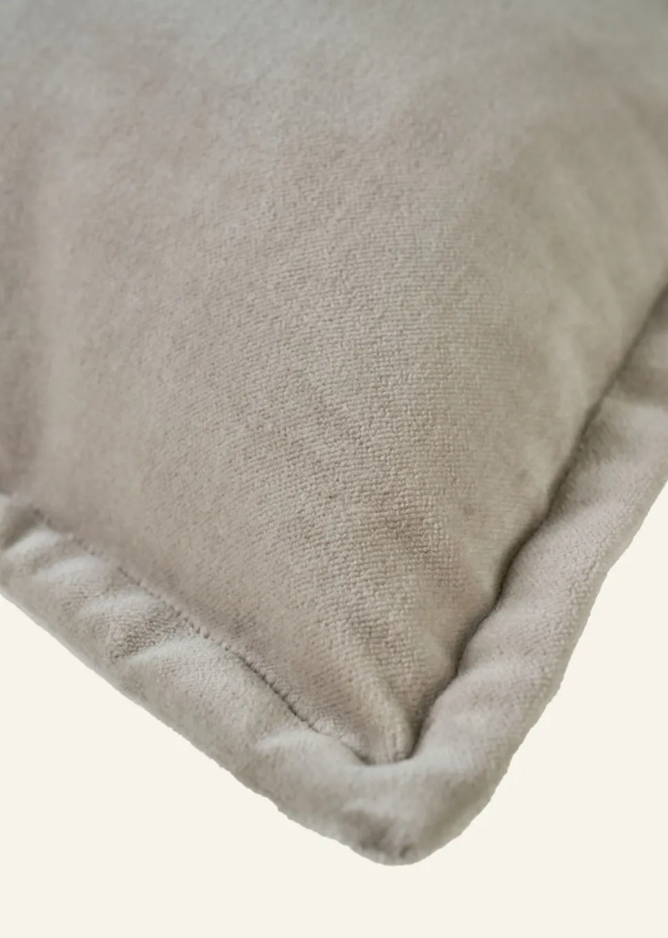 Andrea velour koristetyynynpäällinen vaalean beige