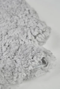 Curly wool kuumavesipullo vaaleanharmaa