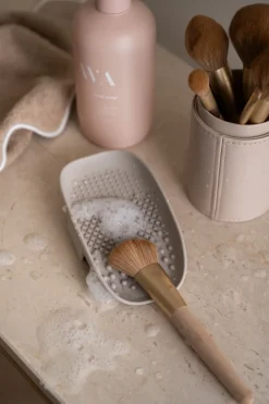 Eve Makeup Meikkisiveltimen puhdistusalusta vaalean beige