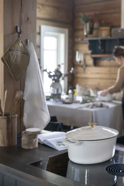 Jenny valurautainen kattila soikea creme