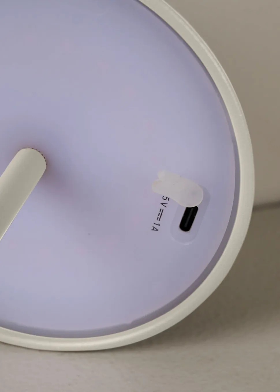 Millie LED-pöytälamppu vaalean beige