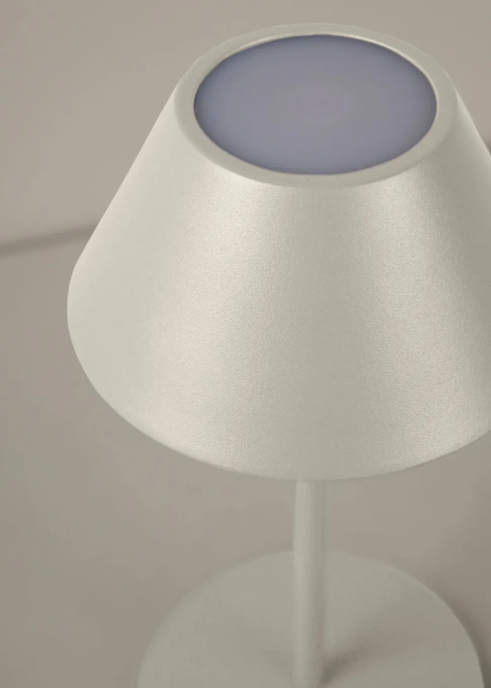Millie LED-pöytälamppu vaalean beige