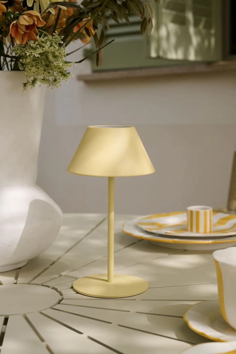 Millie LED-pöytälamppu vaaleankeltainen