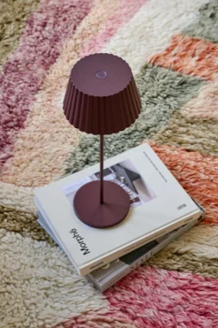 Nymera LED-pöytälamppu viininpunainen