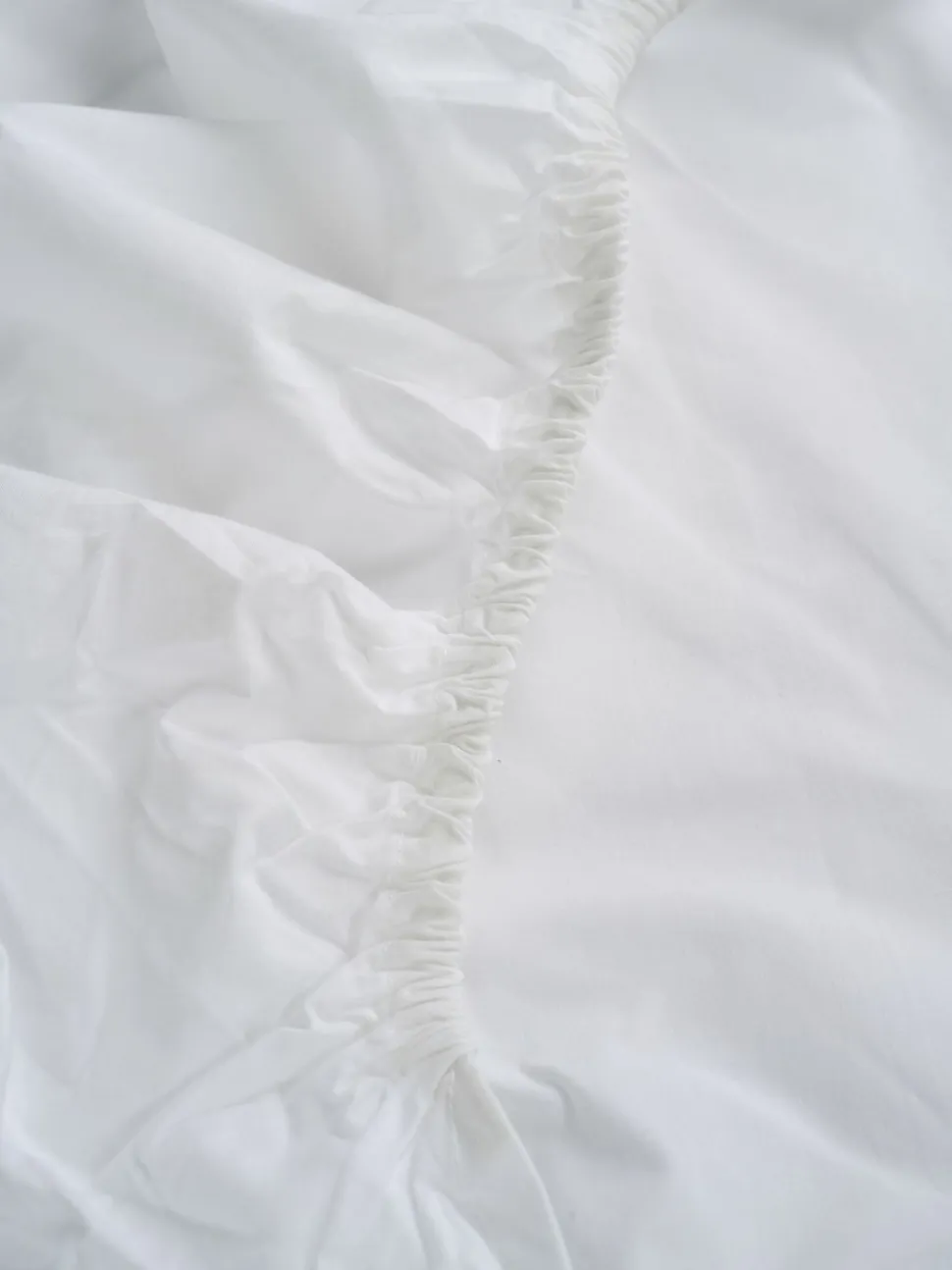 Percale muotoonommeltu aluslakana valkoinen