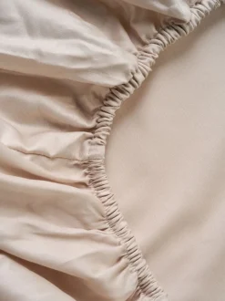 Soft Satin muotoonommeltu aluslakana hiekka