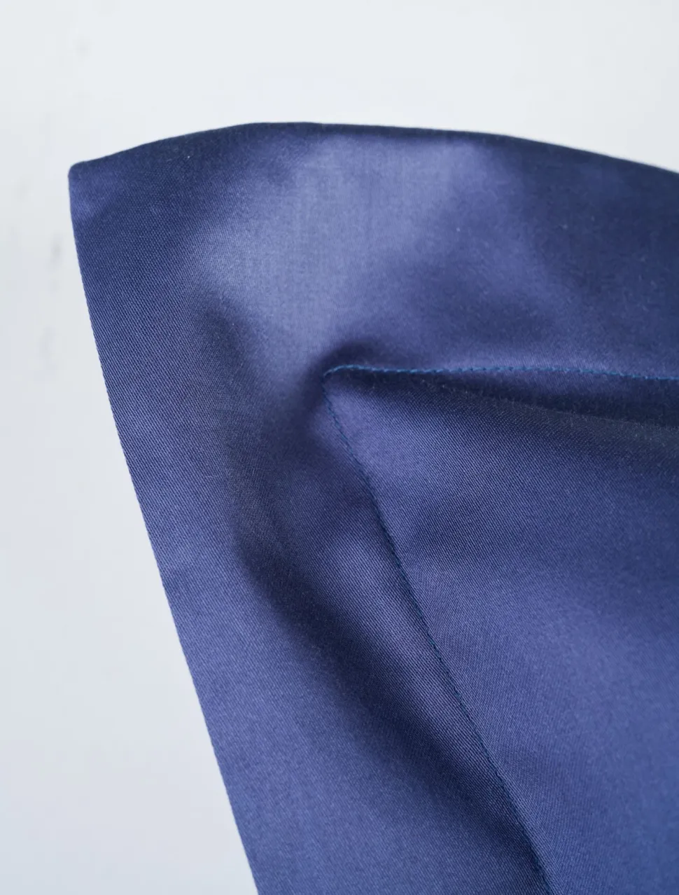 Soft Satin tyynyliina tummansininen